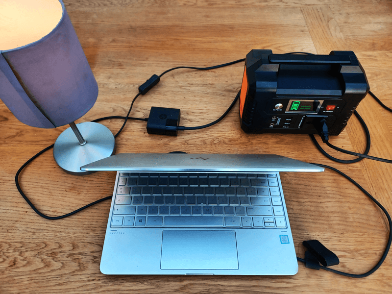 Lampe und Laptop an 200 Watt Powerstation