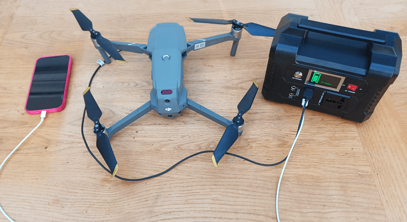 Drohne und Handy an 200 Watt Powerstation